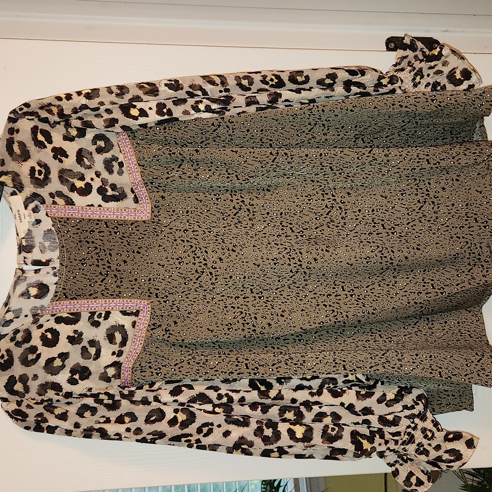 Beautifil Entro Leopard and Tan Blouse, Flowy Sleeves Gather At Wrist - Picture 3 of 13